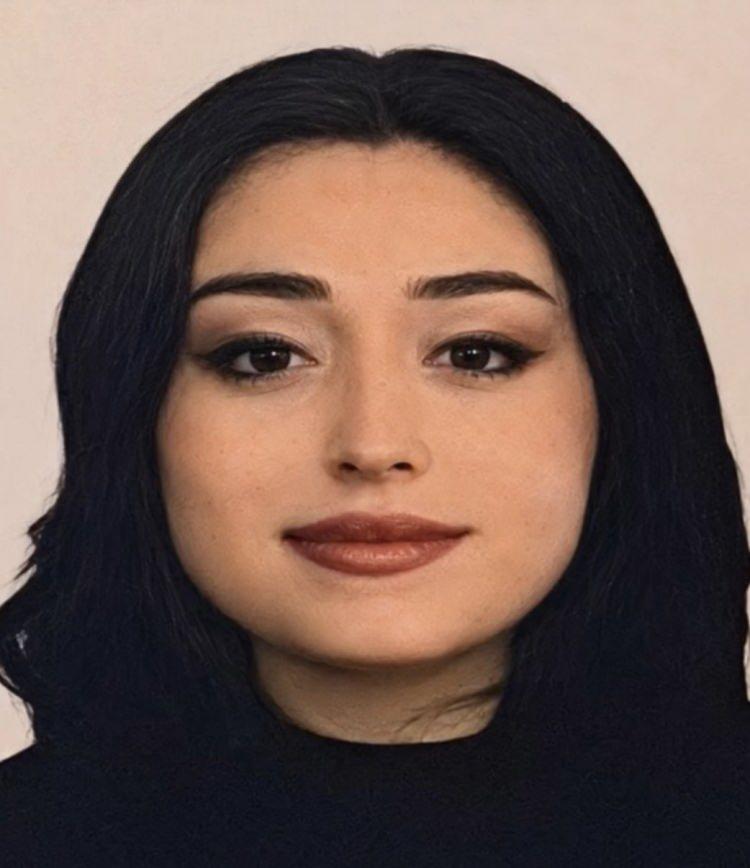 <p><span style="color:#A52A2A"><strong>HAREKETSİZ HALDEKİ KADININ &Ouml;LD&Uuml;Ğ&Uuml; TESPİT EDİLDİ&nbsp;</strong></span></p>

<p>&nbsp;</p>

<p>Sağlık ekipleri incelemelerinde binanın arka b&ouml;l&uuml;m&uuml;ndeki avluda <span style="color:#A52A2A"><strong><em>hareketsiz halde yatan kadının hayatını kaybettiğini belirledi.</em></strong></span></p>
