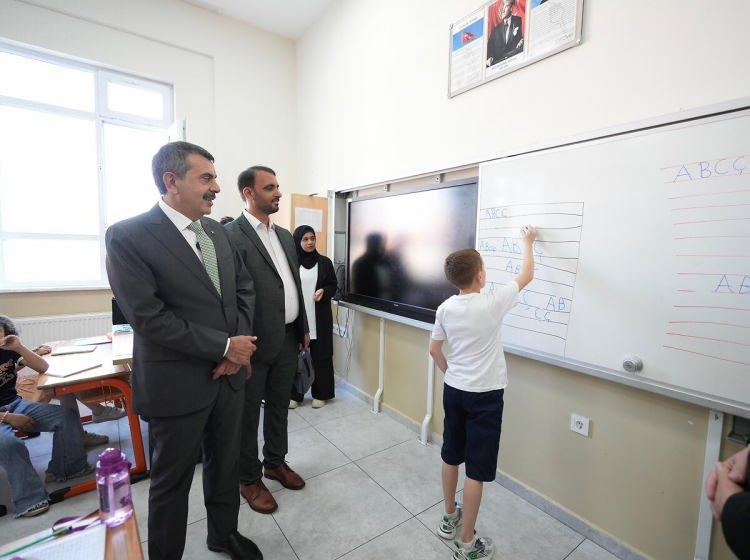 <p>Milli Eğitim Bakanlığı, 14 Eyl&uuml;l'de başlayacak 2026-2027 eğitim &ouml;ğretim yılı &ouml;ncesinde okullara uygulanacak iş ve işlemleri belirledi.</p>
