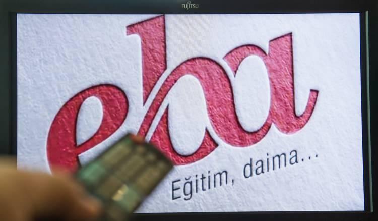 <p>Genelgede dikkat &ccedil;eken d&uuml;zenlemeler arasında yenilenen EBA'nın kullanıma sunulması, sınıflarda cep telefonu kullanımına ilişkin uygulamanın s&uuml;rd&uuml;r&uuml;lmesi, &ouml;ğretmenlerin de sınıf i&ccedil;erisinde cep telefonu kullanmaması, okul dışından deneme sınavlarına sınırlama getirilmesi ve bazı sınıflarda yeni &ouml;l&ccedil;me-değerlendirme uygulamalarının devam ettirilmesi bulunuyor.</p>
