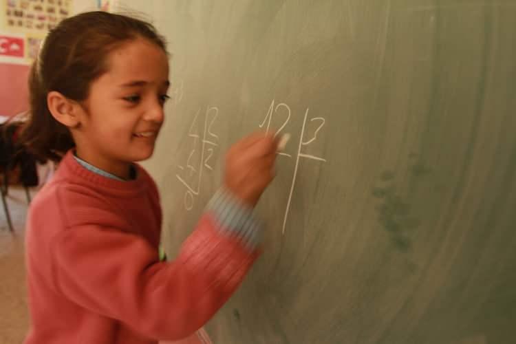<p>DENEME SINAVLARINA SINIRLAMA</p>

<p><br />
&nbsp;</p>

<p>Genelgenin en dikkat &ccedil;ekici maddelerinden biri &ouml;l&ccedil;me ve değerlendirme alanında oldu. Bakanlık, okul veya sınıf genelinde &ouml;ğrencileri birbirleriyle yarıştıran ve sıralamaya tabi tutan deneme sınavı, hazır bulunuşluk uygulaması ve tarama sınavlarının okullarda uygulanmasına veya &ouml;ğrencilere satın aldırılmasına izin verilmemesini istedi. &Ouml;zel yayınevleri ya da başka kişi ve kuruluşlar tarafından hazırlanan sınavlar da bu kapsamda değerlendirilecek.</p>
