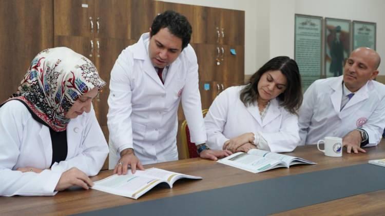 <p><strong>&Ouml;ĞRETMENLERE &Ouml;NL&Uuml;K HATIRLATILMASI</strong></p>

<p><br />
Eğitim kurumu y&ouml;neticileri, &ouml;ğretmenler ve eğitim &ccedil;alışanlarının g&ouml;revlerini yerine getirirken mesleğin saygınlığına ve kamu hizmetinin ciddiyetine uygun hareket etmeleri istendi. Genelgede &ouml;ğretmenlerin &ouml;nl&uuml;k giymesi y&ouml;n&uuml;ndeki uygulamaya da a&ccedil;ık&ccedil;a yer verildi.</p>
