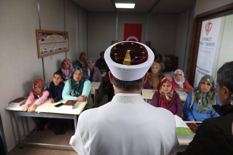 <p>&Ouml;te yandan, İstanbul İl Milli Eğitim M&uuml;d&uuml;rl&uuml;ğ&uuml; ge&ccedil;tiğimiz yıl okullara&nbsp;Cuma namazı kılmak isteyen lise &ouml;ğrencilerine kolaylık sağlanması i&ccedil;in il&ccedil;e milli eğitim m&uuml;d&uuml;rl&uuml;klerine bir talimat yazısı g&ouml;ndermişti. Bu talimat hala ge&ccedil;erliliğini koruyor.</p>
