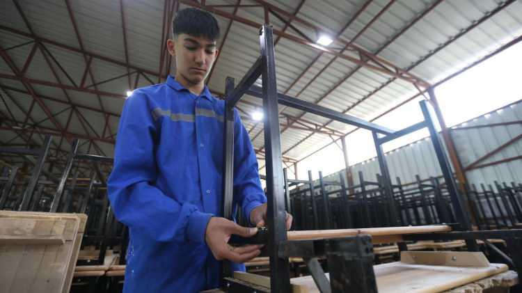 <p><strong>MEB İMES ZORUNLU HALE GELİYOR</strong></p>

<p><br />
Mesleki ve teknik eğitimde işletmelerde eğitim ve staj s&uuml;re&ccedil;lerinin takibi de sıkılaştırılıyor. İşletmelerin &ouml;ğrenciye uygunluğu; alan ve dal, eğitici personel, &ouml;ğrenci kapasitesi ve &ouml;ğretim programına uygunluk a&ccedil;ısından değerlendirilecek. Koordinat&ouml;r &ouml;ğretmenlerin &ouml;ğrencilerin eğitim s&uuml;re&ccedil;lerini g&ouml;rev yerlerinde d&uuml;zenli bi&ccedil;imde takip etmesi istenirken, İşletmelerde Mesleki Eğitim ve Staj (MEB-İMES) mobil uygulamasının t&uuml;m paydaşlar tarafından aktif, d&uuml;zenli ve zorunlu şekilde kullanılması &ouml;ng&ouml;r&uuml;ld&uuml;.</p>
