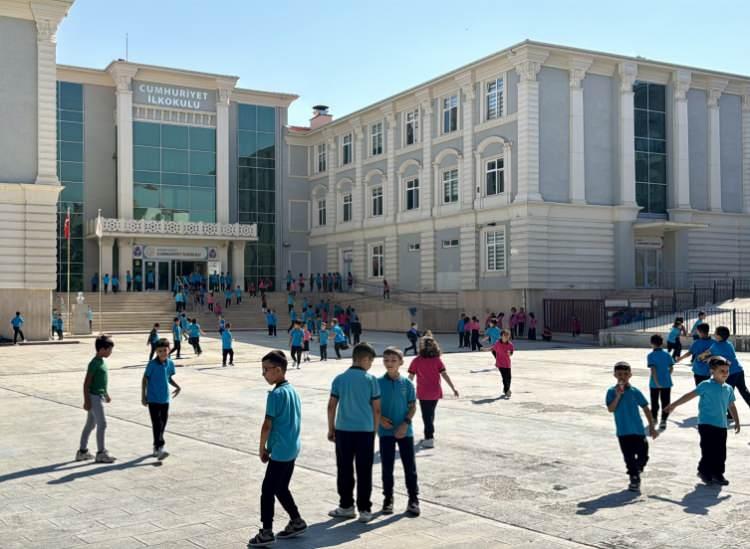 <p><strong>OKULLARDA G&Uuml;VENLİK VE AFET HAZIRLIĞI G&Uuml;NDEMDE</strong></p>

<p><br />
MEB, okul ve &ccedil;evresindeki g&uuml;venlik tedbirlerinin de eksiksiz uygulanmasını istedi. Kontroll&uuml; giriş-&ccedil;ıkışların sağlanması, yaya ve ara&ccedil; trafiğinin ayrılması, k&ouml;r noktaların aydınlatılması ve acil durumlarda tahliyeyi kolaylaştıracak bakım ve onarımların tamamlanması istendi. Okullarda yangın, deprem ve diğer doğal afetlere ilişkin bakım, onarım, eğitim ve tatbikatların da s&uuml;rd&uuml;r&uuml;lmesi gerektiği belirtildi.</p>
