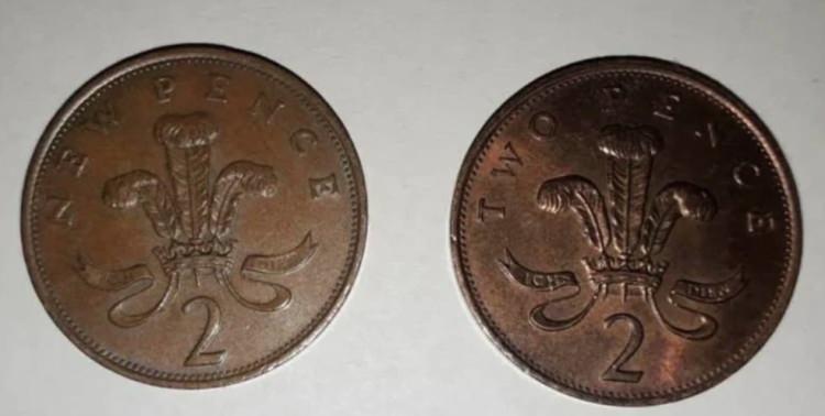 <p>1983 yılında basılan k&uuml;&ccedil;&uuml;k bir partide ise eski tasarımın kullanılması sonucu dikkat &ccedil;eken bir hata ortaya &ccedil;ıktı. Yeni paralarda "TWO PENCE" yazması gerekirken bazı &ouml;rneklerin &uuml;zerinde eski "NEW PENCE" ibaresi kaldı. Yıllar sonra bu hata paraları koleksiyonluk hale getirdi.</p>
