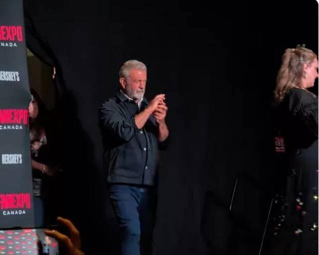 <p><strong>Etkinlikte sahneye davet edilen ancak arkada Amerikan işaret dili terc&uuml;manının hareketlerini taklit eden Mel Gibson, salonda bulunan kişiler tarafından kayda alındı.</strong></p>
