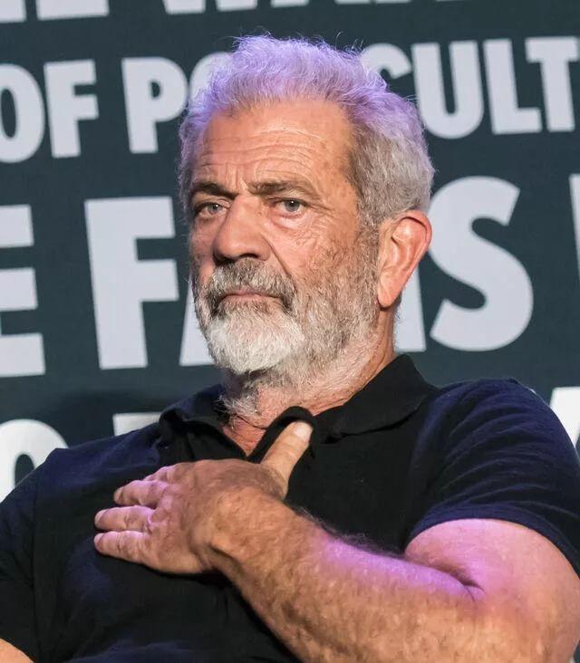 <p><strong>İnternette yayılan videoda net bir şekilde işaret dili terc&uuml;manını taklit ettiği g&ouml;r&uuml;len Gibson, sosyal medya kullanıcıları tarafından topa tutuldu.</strong></p>
