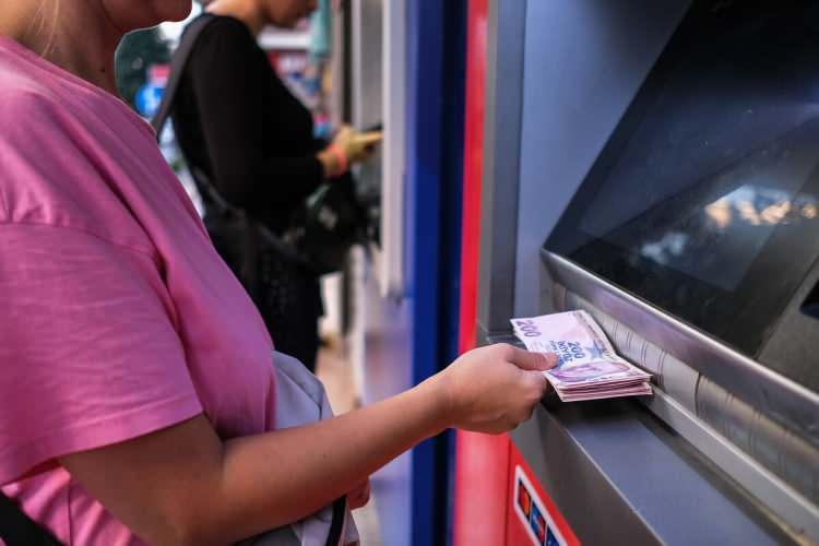 <p>T&uuml;rkiye İstatistik Kurumu (T&Uuml;İK), ağustos ayına ilişkin T&uuml;ketici Fiyat Endeksi (T&Uuml;FE) verilerini paylaştı.</p>

<p>&nbsp;</p>

<p>Buna g&ouml;re Ağustos 2026&rsquo;da enflasyon artışı aylık bazda y&uuml;zde 1,84 , yıllık bazda y&uuml;zde 31,51 olarak ger&ccedil;ekleşti.</p>

<p>Veri, temmuzda aylık y&uuml;zde 1,78, yıllık ise y&uuml;zde 31,75 olmuştu.</p>
