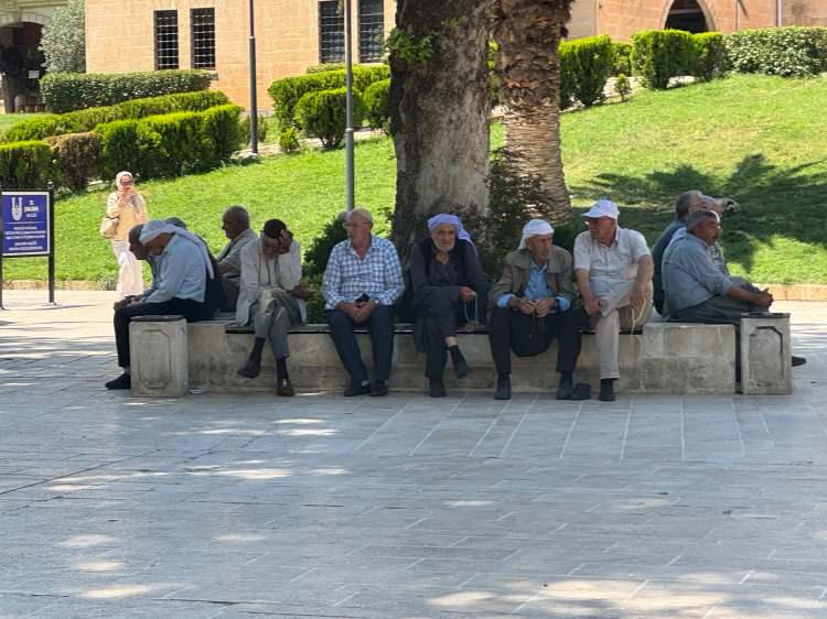 <p><strong>SGK VE BAĞ-KUR EMEKLİLERİNİN ORANI</strong></p>

<p>&nbsp;</p>

<p>SGK ve Bağ-Kur emeklileri ise doğrudan 6 aylık oran kadar zam hakkı kazanıyor. Buna g&ouml;re, SGK ve Bağ-Kur emeklilerinin kesinleşen zam oranı ise y&uuml;zde 3,62 oldu.</p>

<p>SGK ve Bağ-Kur emeklileri, ilk altı aylık d&ouml;nemde k&uuml;m&uuml;latif enflasyon oranı olan y&uuml;zde 17,76 oranında zamma erişti.</p>
