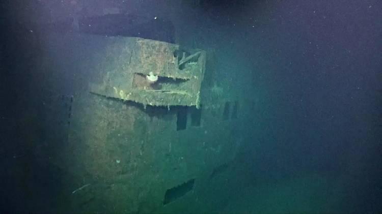 <p>İkinci D&uuml;nya Savaşı'nın son g&uuml;nlerinde, Kızıl Ordu'nun ilerleyişinden ka&ccedil;an Alman sivilleri ve askerleri taşıyan Wilhelm Gustloff, tasarlandığı kapasitenin &ccedil;ok &uuml;zerinde yolcuyla yola &ccedil;ıktı.</p>

<p>Baltık Denizi'nde seyreden gemi, Sovyet denizaltısı S-13 tarafından fırlatılan &uuml;&ccedil; torpidonun hedefi oldu.&nbsp;</p>

<p>Hava sıcaklığının sıfırın altında eksi 18 derecelere d&uuml;şt&uuml;ğ&uuml; dondurucu bir gecede, gemi sadece 40 dakika i&ccedil;inde sulara g&ouml;m&uuml;ld&uuml;.</p>

<p>Can yeleklerinin yetersizliği ve filikaların donması nedeniyle kurtarma &ccedil;alışmaları başarısız oldu. Yaklaşık 9.000 kişi hayatını kaybetti.</p>
