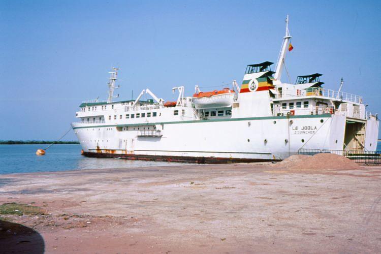 <p>Senegal h&uuml;k&uuml;metine ait feribot, tasarlandığı kapasitenin neredeyse d&ouml;rt katı insan taşıyordu.</p>

<p>Senegal'in Casamance b&ouml;lgesinden başkent Dakar'a doğru yola &ccedil;ıkan gemi, fırtınalı bir havaya yakalandı.</p>

<p>Aşırı y&uuml;klenme ve k&ouml;t&uuml; hava koşulları nedeniyle gemi, sadece beş dakika i&ccedil;inde alabora oldu. Yolcuların b&uuml;y&uuml;k bir kısmı geminin i&ccedil; kısmında uyuduğu i&ccedil;in dışarı &ccedil;ıkamadı ve sulara g&ouml;m&uuml;len g&ouml;vdenin i&ccedil;inde mahsur kaldı.</p>

<p>Kurtarma ekiplerinin ertesi sabaha kadar olay yerine ulaşamaması can kaybını artırdı ve 1.864 kişi hayatını kaybetti.</p>

<p>&nbsp;</p>
