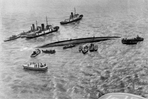 <p>Japonya'nın Hakodate limanından yola &ccedil;ıkmaya hazırlanan Toya Maru, yaklaşan Marie Tayfunu nedeniyle başlangı&ccedil;ta seferini iptal etmişti.</p>

<p>Ancak havanın aniden sakinleşmesi &uuml;zerine kaptan yola &ccedil;ıkma kararı aldı. Gemi denize a&ccedil;ıldıktan kısa bir s&uuml;re sonra tayfun şiddetini tekrar artırdı.</p>

<p>Kaptan gemiyi sığ sulara demirlemeye &ccedil;alışsa da, r&uuml;zgarın şiddetiyle &ccedil;apa koptu ve gemi s&uuml;r&uuml;klendi.</p>

<p>Makine dairesine dolan sular motorları durdurunca feribot kontrols&uuml;z kaldı ve dev dalgaların arasında alabora oldu. Kazada 1.153 kişi can verdi.</p>

<p>&nbsp;</p>
