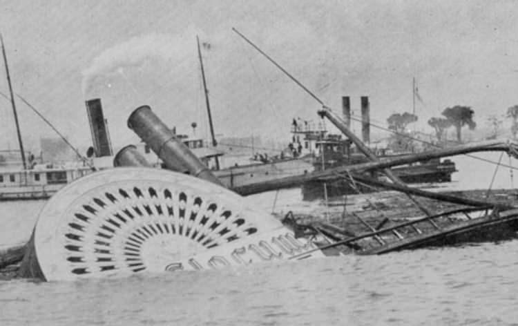 <p>New York'taki East River nehrinde, yerel bir kilisenin piknik etkinliği i&ccedil;in kiralanan General Slocum gemisinde &ccedil;ıkan yangın, şehrin 11 Eyl&uuml;l saldırılarına kadar g&ouml;rd&uuml;ğ&uuml; en acı felaketti.</p>

<p>Yangın geminin lamba odasında başladı ve hızla yayıldı. Gemideki can yeleklerinin &ccedil;&uuml;r&uuml;m&uuml;ş, filikaların ise boyanarak yerlerine sabitlenmiş olduğu anlaşıldı. Kaptanın gemiyi durdurmak yerine tam yolla kıyıya doğru ilerlemeye devam etmesi, r&uuml;zgarın alevleri yolcuların ka&ccedil;ıştığı arka kısma taşımasına neden oldu.</p>

<p>Suya atlayanların &ccedil;oğu y&uuml;zme bilmediği ve ağır kıyafetler giydikleri i&ccedil;in dibe &ccedil;ekildi, yangın ve boğulma sonucu 1.029 kişi hayatını kaybetti.</p>

<p>&nbsp;</p>

<p>KAYNAK: GZT.COM</p>

<p>&nbsp;</p>

