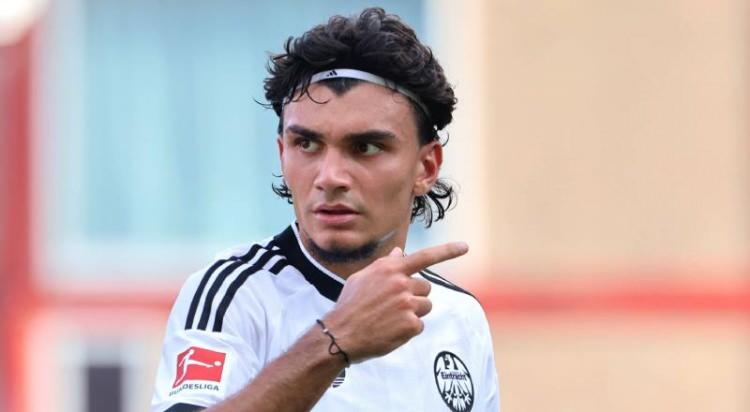 <p>Fenerbah&ccedil;e'nin, yerli rotasyonunu g&uuml;&ccedil;lendirmek i&ccedil;in Can Uzun'u g&uuml;ndemine aldığı belirtildi.<br />
<br />
Sarı-lacivertlilerin, Frankfurt'un 40 milyon euroluk bonservis talebini d&uuml;ş&uuml;rmeye &ccedil;alıştığı ve milli oyuncu i&ccedil;in t&uuml;m şartları zorlayacağı ifade edildi.<br />
<br />
(Sabah)</p>
