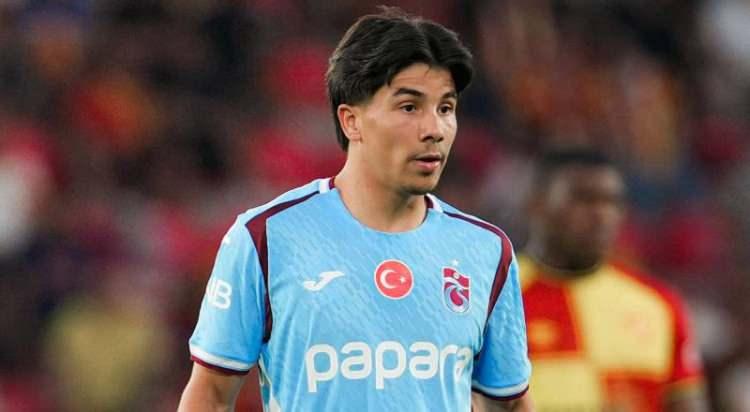 <p>Trabzonspor'un, yabancı kontenjanını a&ccedil;ması halinde Benjamin Bouchouari'yi kiralık g&ouml;nderebileceği belirtildi.<br />
<br />
Faslı orta sahanın Nice ile g&ouml;r&uuml;şt&uuml;ğ&uuml; ve Fransa'ya d&ouml;nmeye sıcak baktığı ifade edildi.<br />
<br />
(Fanatik)</p>
