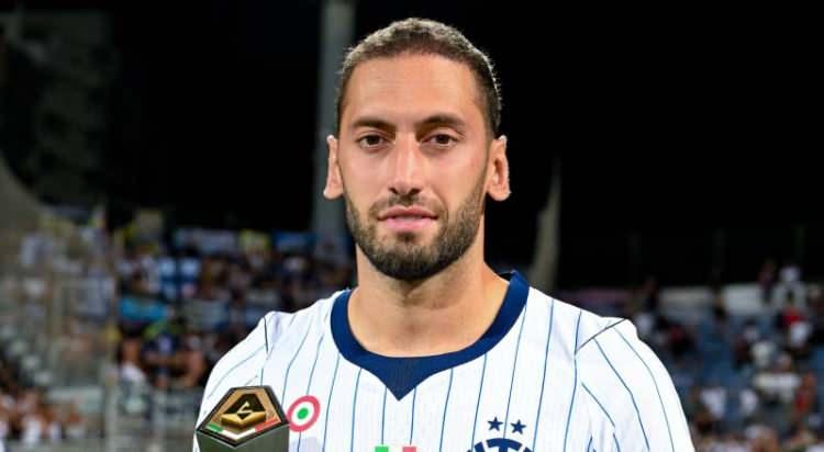 <p>Fenerbah&ccedil;e'nin, Hakan &Ccedil;alhanoğlu transferinde şartları zorlayacağı belirtildi.<br />
<br />
Sarı-lacivertlilerin, Inter ile s&ouml;zleşmesinde son yılına girecek milli orta sahayı yerli rotasyonunu g&uuml;&ccedil;lendirmek i&ccedil;in kadrosuna katmak istediği ifade edildi.<br />
<br />
(Fanatik)</p>
