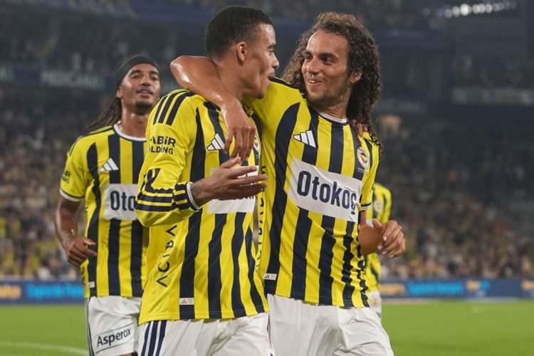 <p><strong>1- Fenerbah&ccedil;e - 99.1 milyon euro<br />
<br />
<br />
*** S&uuml;per Lig'de transfer d&ouml;neminde en &ccedil;ok harcama yapan takım Fenerbah&ccedil;e oldu. Sarı-lacivertliler, Beşiktaş ve Galatasaray'a da bu anlamda fark attı.</strong></p>

