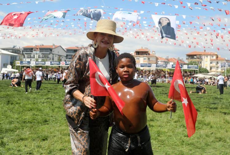 <p>Tanzanya'da doğduktan sonra anne ve babasını kaybeden, 3,5 yaşındayken d&ouml;nemin Tanzanya B&uuml;y&uuml;kel&ccedil;isi Ali Davutoğlu ile eşi Yeşim Me&ccedil;o Davutoğlu ailesinin bireyi olan<strong><em> <span style="color:#A52A2A">Osman Ali Davutoğlu (11)</span></em></strong> er meydanlarının ilgi odağı oldu. İşte Osman'ın y&uuml;z g&uuml;ld&uuml;ren hik&acirc;yesi...</p>
