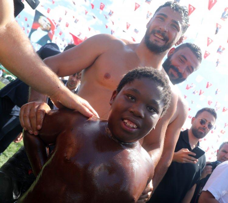 <p><span style="color:#A52A2A"><strong>BAŞPEHLİVANLARIN DİKKATİNİ &Ccedil;EKTİ</strong></span></p>

<p>&nbsp;</p>

<p>Kendisi gibi Afrika k&ouml;kenli olan ve "Arap Mustafa" lakabıyla T&uuml;rk yağlı g&uuml;reş tarihine adını yazdıran Mustafa Yıldız'ın izinden gitmek isteyen Osman Ali Davutoğlu&rsquo;nun en b&uuml;y&uuml;k hedefi, Kırkpınar'da başpehlivanlığa ulaşmak.&nbsp;</p>

<p>&nbsp;</p>

<p>Son olarak Antalya'nın Korkuteli il&ccedil;esindeki 35&rsquo;inci Altın Kiraz Yağlı Pehlivan G&uuml;reşleri'nde er meydanına &ccedil;ıkan Davutoğlu, burada başpehlivanların da dikkatini &ccedil;ekti.&nbsp;</p>
