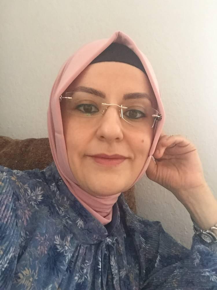 <p><span style="color:#A52A2A"><strong>KARISI HAKKINDA G&Ouml;ZALTI KARARI VERİLDİ&nbsp;</strong></span></p>

<p>&nbsp;</p>

<p>Olayın tasarlanmış bir cinayet olabileceği ihtimali &uuml;zerinde durulurken, savcılık soruşturma kapsamında Kasım 2025'te Sarıbaş ve Mine Ekici hakkında g&ouml;zaltı kararı verdi.&nbsp; Sarıbaş tutuklanırken Ekici ise adli kontrol kararıyla serbest bırakıldı.&nbsp;</p>

<p>&nbsp;</p>

<p>Sarıbaş ve Ekici hakkında <span style="color:#A52A2A"><strong><em>"tasarlayarak &ouml;ld&uuml;rme" ve "eşi tasarlayarak &ouml;ld&uuml;rme"</em></strong></span> su&ccedil;larından ağırlaştırılmış m&uuml;ebbet hapis cezası istemiyle dava a&ccedil;ıldı.&nbsp; &nbsp;</p>

<p>&nbsp;</p>

<p>Ger&ccedil;ekleştirilen ilk duruşmada, Sarıbaş tahliye kararı &ccedil;ıktı.&nbsp;</p>
