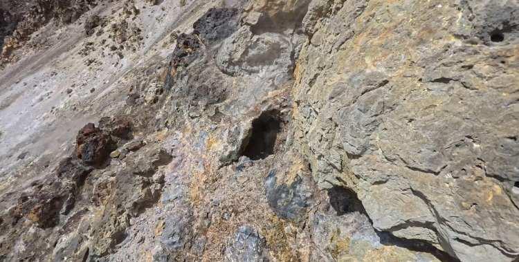 <p>Kraterdeki g&ouml;zlemlerini anlatan Onur Benli, daha &ouml;nce varlığı bilinen ancak g&ouml;r&uuml;nt&uuml;lenmesi olduk&ccedil;a sınırlı olan gaz ve buhar &ccedil;ıkışlarını yakından g&ouml;zlemleme fırsatı bulduklarını belirtti.</p>
