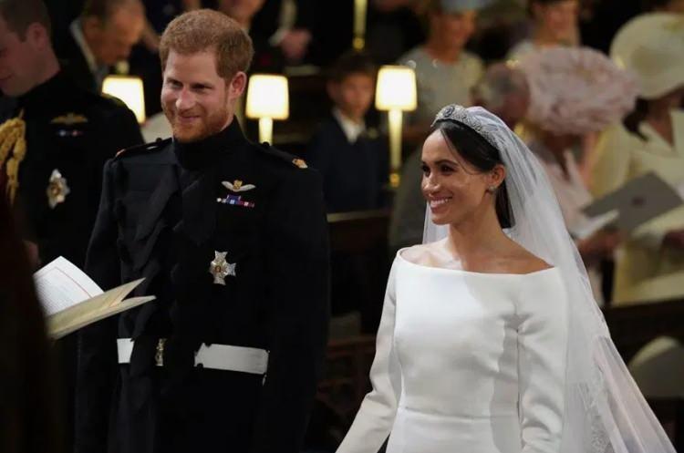 <p>Kraliyetten Harry ve Meghan'ın İngiltere'ye d&ouml;n&uuml;ş&uuml;n&uuml;n ardından stat&uuml;lerine ilişkin net bir hatırlatma geldi. Resmi mektupta &ccedil;iftin kraliyet adına hareket etmediğinin altı &ccedil;izilirken, &ouml;zellikle g&uuml;venlik ve resmi işlemlerde uygulanacak prosed&uuml;rler dikkat &ccedil;ekti.&nbsp;</p>

