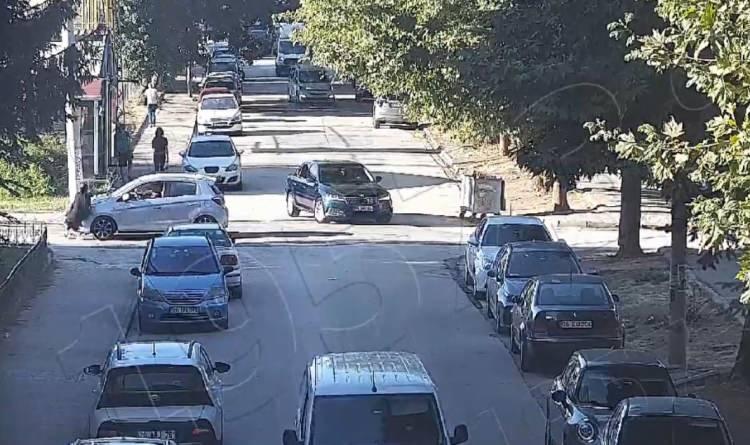 <p>İhbar &uuml;zerine kaza yerine polis ve sağlık ekipleri sevk edildi. Ekiplerin m&uuml;dahalesinin ardından &ouml;zel bir hastaneye kaldırılan Elif Mavi, buradan da Eskişehir Osmangazi &Uuml;niversitesi Tıp Fak&uuml;ltesi Hastanesi&rsquo;ne sevk edildi.&nbsp;</p>
