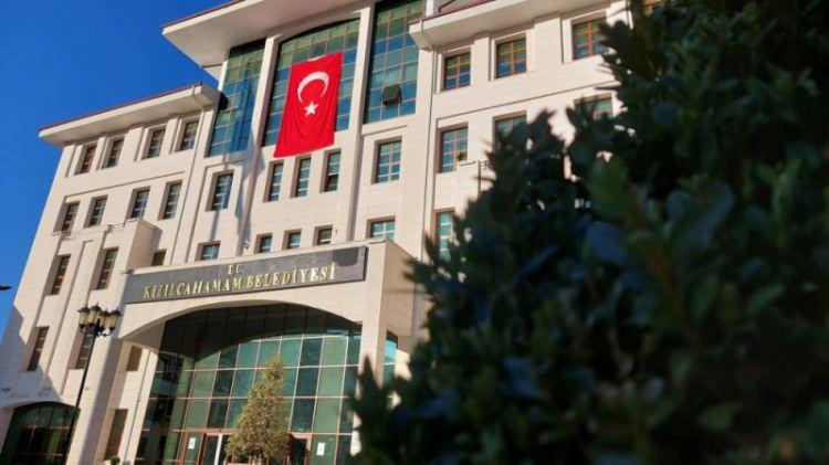 <p><strong>Kızılcahamam Cumhuriyet Başsavcılığı'nın y&uuml;r&uuml;tt&uuml;ğ&uuml; 2026/2009 sayılı soruşturma kapsamında, Ankara Emniyet M&uuml;d&uuml;rl&uuml;ğ&uuml; Asayiş Şube M&uuml;d&uuml;rl&uuml;ğ&uuml; ekiplerince aralarında şarkıcı Tuğba Ekinci'nin de bulunduğu 5 kişi g&ouml;zaltına alınmıştı.</strong></p>
