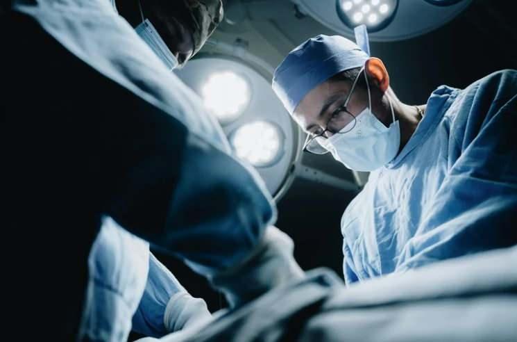 <p>Uzman cerrahların ger&ccedil;ekleştirdiği hassas operasyon sırasında, mideyi dolduran dev sa&ccedil; yumağı tek par&ccedil;a halinde &ccedil;ıkarıldı. Yapılan &ouml;l&ccedil;&uuml;mde sa&ccedil; k&uuml;tlesinin ağırlığının 1,16 kilogram olduğu belirlendi.&nbsp;</p>
