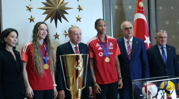 Cumhurbaşkanı Erdoğan, Avrupa Şampiyonu Filenin Sultanları'nı kabul etti