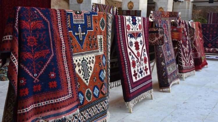 <p>Doğal y&ouml;ntemlerle renklendirilen y&uuml;n ipliklerin geleneksel tezgahlarda işlenmesiyle ortaya &ccedil;ıkan halılarda, Anadolu'nun dokuma k&uuml;lt&uuml;r&uuml; ile Edirne&rsquo;nin tarihi renk mirası bir araya geldi.</p>
