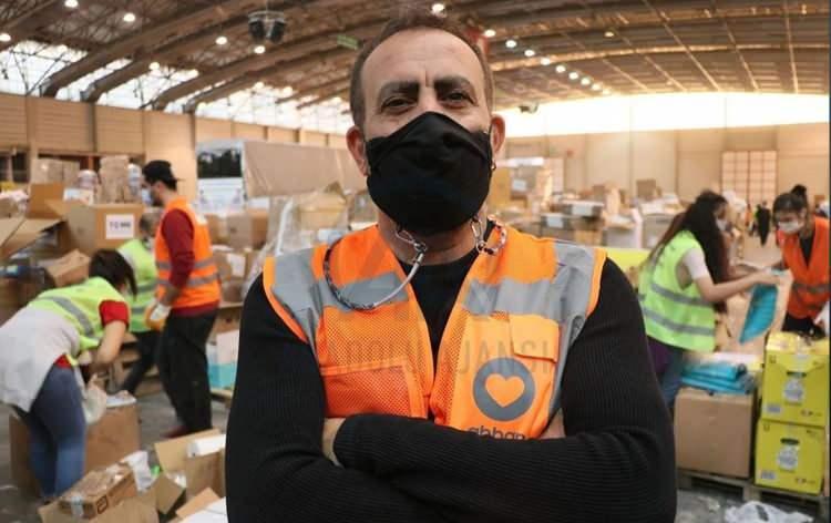 <p>Ahbap Derneği'ne y&ouml;nelik soruşturma kapsamında Kocaeli'nin Derince il&ccedil;esindeki dernek deposunda yapılan incelemelerde, 895 adet paketli ve kullanılmamış insani yardım &ccedil;adırı, yaklaşık 600 portatif yatak, &ccedil;ok sayıda uyku tulumu ve &ccedil;eşitli yardım malzemeleri tespit edildi.&nbsp;</p>
