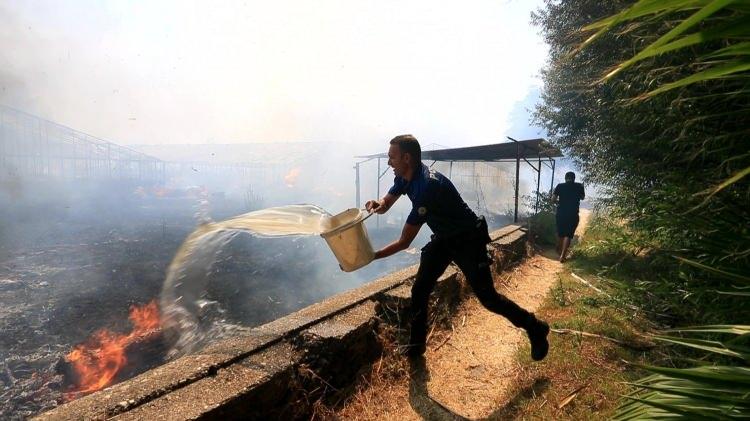 <p>R&uuml;zgrın etkisiyle hızla yayılan yangına b&ouml;lge sakinleri de kendi imk&acirc;nlarıyla m&uuml;dahale etmeye &ccedil;alıştı.</p>
