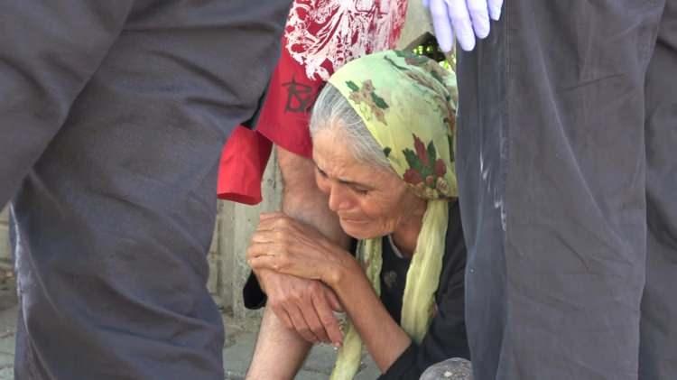 <p>Alevler i&ccedil;erisindeki eve girmeye &ccedil;alışan genci komşuları durdurdu. Yangın sırasında evin i&ccedil;erisinde olduğu d&uuml;ş&uuml;n&uuml;len anne Fatma M.'nin ise dışarda olduğu &ouml;ğrenildi.</p>
