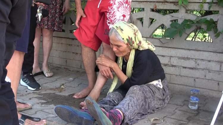 <p>Evlerinin yanışını &ccedil;aresiz g&ouml;zlerle izleyen anne ve oğluna vatandaşlar su vererek sakinleştirmeye &ccedil;alıştı.</p>
