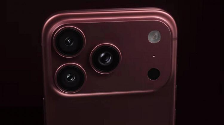 <p><span style="color:#B22222"><strong>iPhone 18 Pro ve Pro Max &ouml;zellikleri</strong></span></p>

<p>iPhone 18 Pro, 6,3 in&ccedil;; iPhone 18 Pro Max ise 6,9 in&ccedil; ekranla geliyor. Her iki modelde de 120 Hz yenileme hızını destekleyen ekran teknolojisi kullanılıyor.</p>

<p><strong>Yeni Pro modellerinde &ouml;ne &ccedil;ıkan &ouml;zellikler ş&ouml;yle:</strong></p>

<p>A20 Pro işlemci<br />
Apple C2 modem<br />
Wi-Fi 7 desteği<br />
Uydu iletişim desteği<br />
&Uuml;&ccedil;l&uuml; 48 MP arka kamera sistemi<br />
LiDAR tarayıcı<br />
ProRes RAW desteği<br />
Yapay zeka destekli yazılım &ouml;zellikleri</p>

<p>iPhone 18 Pro Max'te değişken diyafram &ouml;zelliğine sahip kamera sistemi de fotoğraf ve video &ccedil;ekim &ouml;zelliklerinin &ouml;nemli par&ccedil;alarından biri olarak &ouml;ne &ccedil;ıkıyor.</p>
