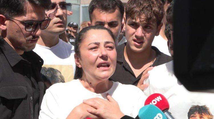 <p>&Ouml;te yandan maktul Atlas &Ccedil;ağlayan&rsquo;ın 15 Ocak 2026 tarihli &ouml;l&uuml; muayene raporu da iddianamede yer aldı. Rapora g&ouml;re &Ccedil;ağlayan&rsquo;ın g&ouml;ğ&uuml;s &ouml;n ortada 3 bu&ccedil;uk santimlik kesi, g&ouml;ğ&uuml;s solda 1 bu&ccedil;uk santimlik kesi olduğu, otopsi raporunda ise, v&uuml;cutta 2 adet kesici delici alet yarasının tespit edildiği, g&ouml;ğs&uuml;n&uuml;n belli yerlerinde geniş kesici delici alet yarasının bulunduğu ve bu yaralanmanın tek başına &ouml;ld&uuml;r&uuml;c&uuml; nitelikte olduğu aktarıldı. Olay g&uuml;n&uuml;ne ait g&ouml;r&uuml;nt&uuml; inceleme tutanakları da iddianamede yer aldı. Tutanaklara g&ouml;re, olay g&uuml;n&uuml; E.&Ccedil;. ve arkadaşlarının kafede oturduğu, daha sonra Atlas&rsquo;ın geldiği, E.&Ccedil;.&rsquo;nin, kafeden &ccedil;ıkarken Atlas ile bakıştığı, Atlas ve arkadaşlarının SS&Ccedil; ve arkadaşlarının arkasından gittiği, E.&Ccedil;.&rsquo;nin cebinden bı&ccedil;ak &ccedil;ıkarttığı, elinde bulunan bı&ccedil;ağı &Ccedil;ağlayan&rsquo;a 2-3 defa sallayarak yaraladığı, SS&Ccedil;&rsquo;nin maktul&uuml; bı&ccedil;akladıktan sonra arkadaşları ile ka&ccedil;tığı belirtildi. &Ouml;te yandan ş&uuml;pheli E.&Ccedil;.&rsquo;nin ve maktul Atlas &Ccedil;ağlayan&rsquo;ın 3 aylık arama ve aranma baz verilerinde, taraflar arasında herhangi bir baz kaydına rastlanmadığı da belirtildi. E.&Ccedil;.&rsquo;nin telefonunda yapılan incelemeye g&ouml;re, ş&uuml;phelinin elinde silah olan birden fazla fotoğraf, tek başına silah fotoğrafları ve 1 adet &ccedil;akı fotoğrafının bulunduğu da iddianamede değinildi.</p>
