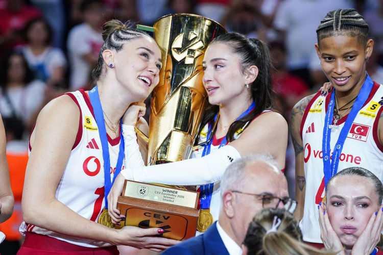 <p>Avrupa şampiyonluğu i&ccedil;in 150 Cumhuriyet altınına kadar &ouml;d&uuml;l verilebileceği konuşuluyordu.</p>

