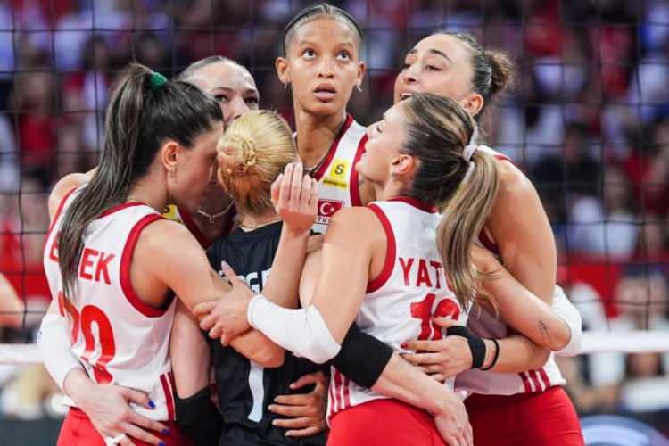 <p><strong>Resmi &ouml;d&uuml;l hesaplamasında temel alınan kur değerlerine g&ouml;re (1 adet Cumhuriyet altını yaklaşık</strong><strong>&nbsp;44.583 TL civarında), şampiyon olan her bir voleybolcumuz 5.015.000 TL civarında nakdi &ouml;d&uuml;l&uuml;n sahibi olacak.</strong></p>
