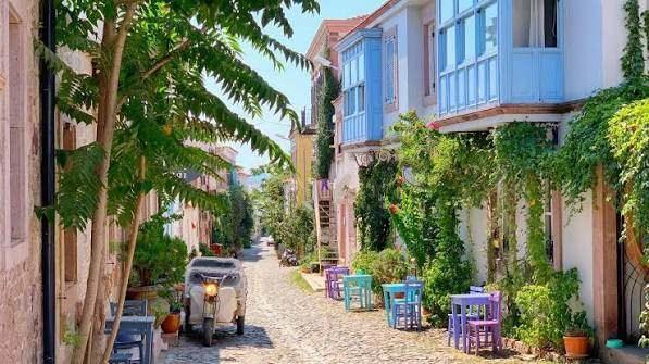 <p>Şehir merkezlerinin gürültüsünden ve yoğun temposundan uzaklaşmak isteyen tatilciler, son dönemde kalabalıktan izole edilmiş doğası bozulmamış bölgelere yöneliyor.</p>

<p> </p>

