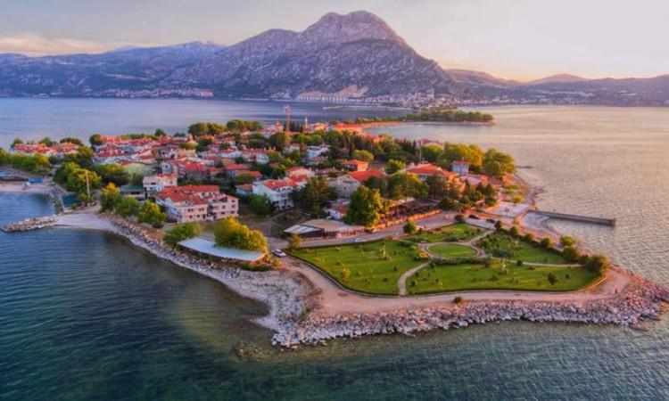 <p><span style="color:#B22222"><strong>ISPARTA&nbsp;</strong></span></p>

<p>&nbsp;</p>

<p>G&ouml;ller Y&ouml;resi'nin kalbinde yer alan, lavanta tarlaları ve sakin g&ouml;l kıyılarıyla ruhu dinlendiren bir şehirdir.</p>
