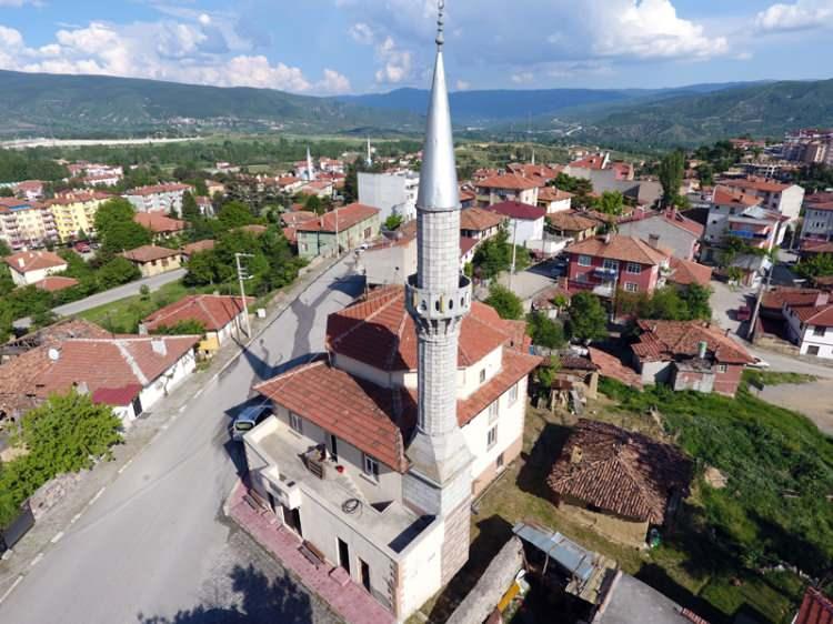 <p><span style="color:#B22222"><strong>ILGAZ: </strong></span></p>

<p>Ilgaz Dağları'nın &ccedil;am kokulu ormanları, &ouml;zellikle kış d&ouml;nemi dışında inanılmaz bir sessizlik ve doğa y&uuml;r&uuml;y&uuml;ş&uuml; imk&acirc;nı sunar.</p>
