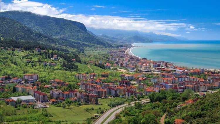 <p><span style="color:#B22222"><strong>KASTAMONU</strong></span></p>

<p>Karadeniz kıyısı ile i&ccedil; kesimler arasında kanyonları, ormanları ve geleneksel dokusuyla gizli kalmış bir cennettir.</p>
