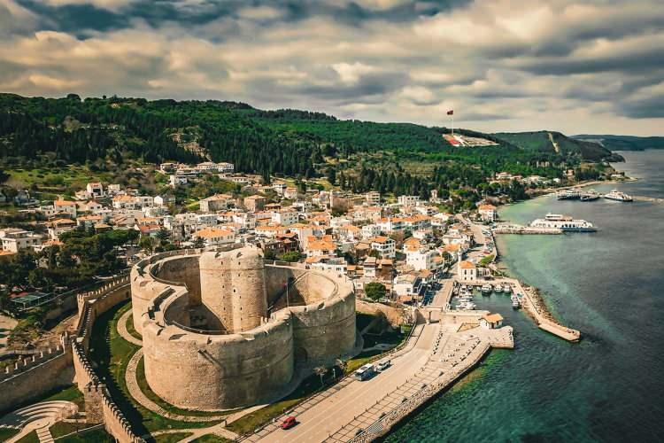 <p><span style="color:#B22222"><strong>&Ccedil;ANAKKALE</strong></span></p>

<p>Tarihi dokusunun yanı sıra muazzam bir doğal huzura ve adeta zamanın durduğu adalara ev sahipliği yapar.</p>
