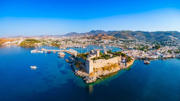<p><span style="color:#B22222"><strong>MUĞLA</strong></span></p>

<p>Ege ve Akdeniz'in kesişiminde yer almasına rağmen, turistik kalabalıktan izole kalmayı başarmış sakin il&ccedil;elere sahiptir.</p>
