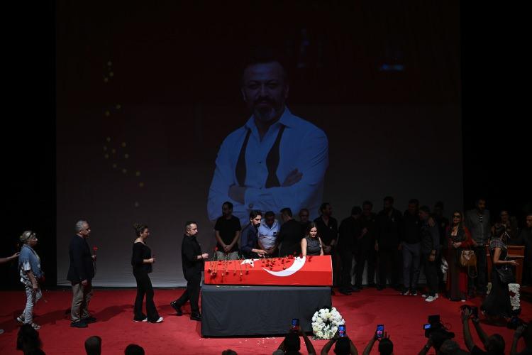 <p>T&ouml;rene Ertan Saban, Birol G&uuml;ven, Bennu Yıldırımlar, Mahir İpek, Ahmet M&uuml;mtaz Taylan, Selim Bayraktar, Emre Karayel, Alina Boz, Umut Evirgen, &Ouml;zlem Esmerg&uuml;l, Barış Falay, Ay&ccedil;a Bing&ouml;l ve &ccedil;ok sayıda sanat&ccedil;ı katıldı.</p>
