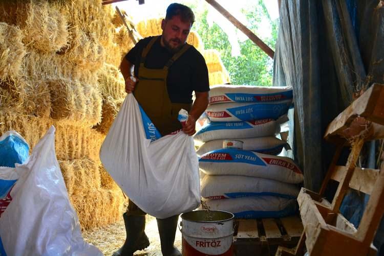 <p>&Ccedil;orum'da hayalini ger&ccedil;ekleştirmek i&ccedil;in memurluktan istifa eden <strong><em>Esat Er (30) </em></strong>isimli gen&ccedil; girişimci, k&ouml;yde kurduğu &ccedil;iftlikte hayvancılık yapıyor. <strong><em>"Yapamazsın"</em></strong> diyenlere aldırış etmeyen Er, 3 yıldır yaptığı işi ve getirisini anlattı.</p>
