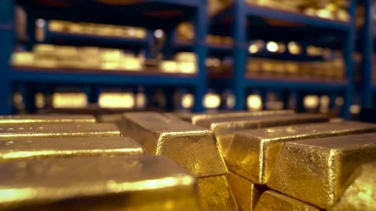 <p>Gerek&ccedil;esi &lsquo;artan jeopolitik huzursuzluk&rdquo; ve krizlere hazırlık&rsquo; olarak a&ccedil;ıklanan Hollanda&rsquo;nın bu hareketi tek başına değerlendirildiğinde bir saklama değişikliği gibi g&ouml;r&uuml;nebilir.&nbsp;</p>
