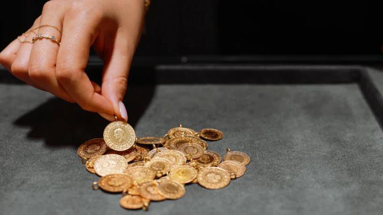 <p><strong>De-dolarizasyon:</strong> Merkez bankalarının altına y&ouml;nelik ilgisi, doların k&uuml;resel rezervlerdeki ağırlığının geleceğine ilişkin kaygılarla da birleşiyor. D&uuml;nya Altın Konseyi araştırmasında merkez bankalarının y&uuml;zde 73'&uuml;, &ouml;n&uuml;m&uuml;zdeki beş yılda k&uuml;resel rezervlerde dolar payının azalacağını &ouml;ng&ouml;r&uuml;yor.</p>

<p>&nbsp;</p>
