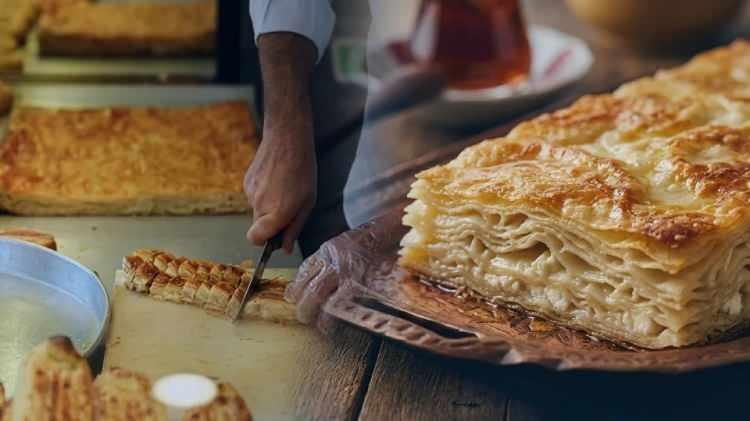 <p>Sofraların en sevilen lezzetlerinden birisi b&ouml;rek. B&ouml;rek denildiğini ilk akla gelen &uuml;lkelerden birisi ise T&uuml;rkiye.&nbsp;</p>
